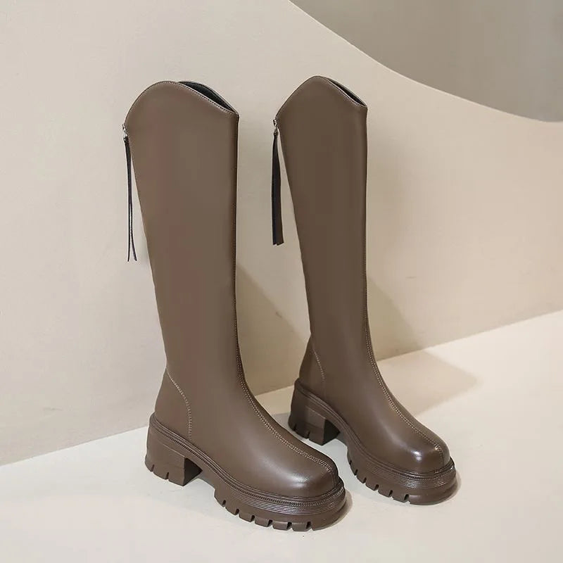 Knähöga boots med platform och bred klack