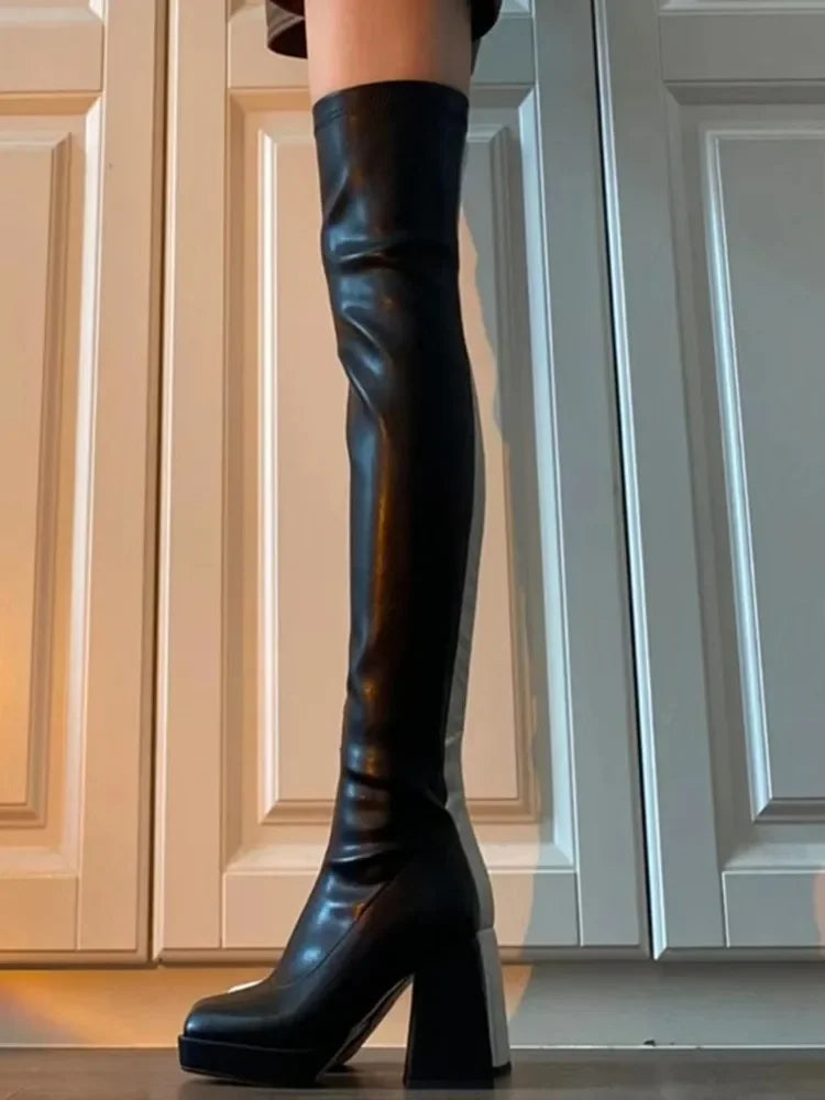 Eleganta lårhöga boots med bred klack