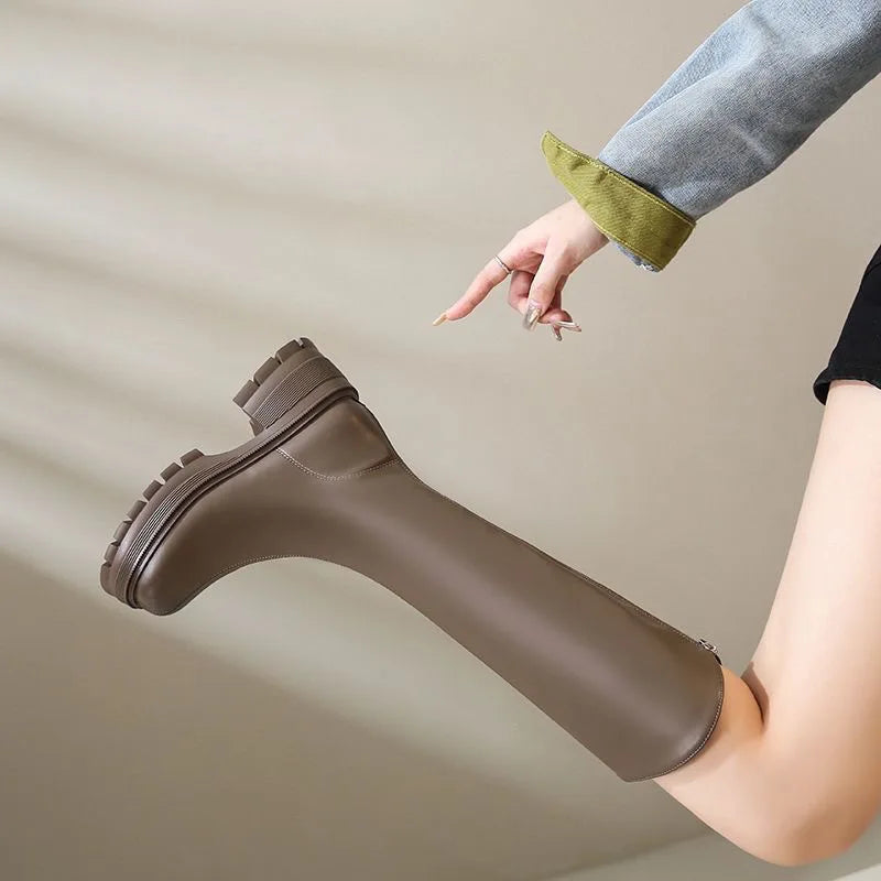 Knähöga boots med platform och bred klack